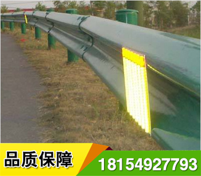 道路輪廊標(biāo)的英文名稱 Delineator，它是沿道路兩側(cè)邊緣設(shè)置、用于顯示道路邊界輪廓、指引車輛正常行駛、具有逆反射性能的一種交通安全設(shè)施，從功能上說，輪廓標(biāo)是一種視線誘導(dǎo)設(shè)